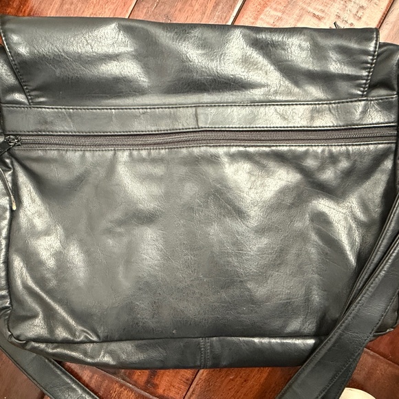 Black Auburn Woods Crossbody Messenger Bag in excellent condition - Picture 10 of 10